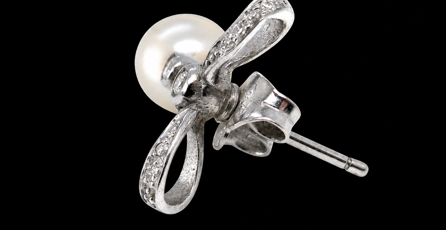 rear view A bow design that has small diamonds to each side and the centre of the bow (approx. 0.10 carats each).