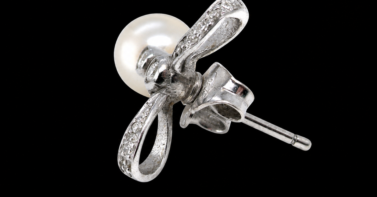 rear view A bow design that has small diamonds to each side and the centre of the bow (approx. 0.10 carats each).
