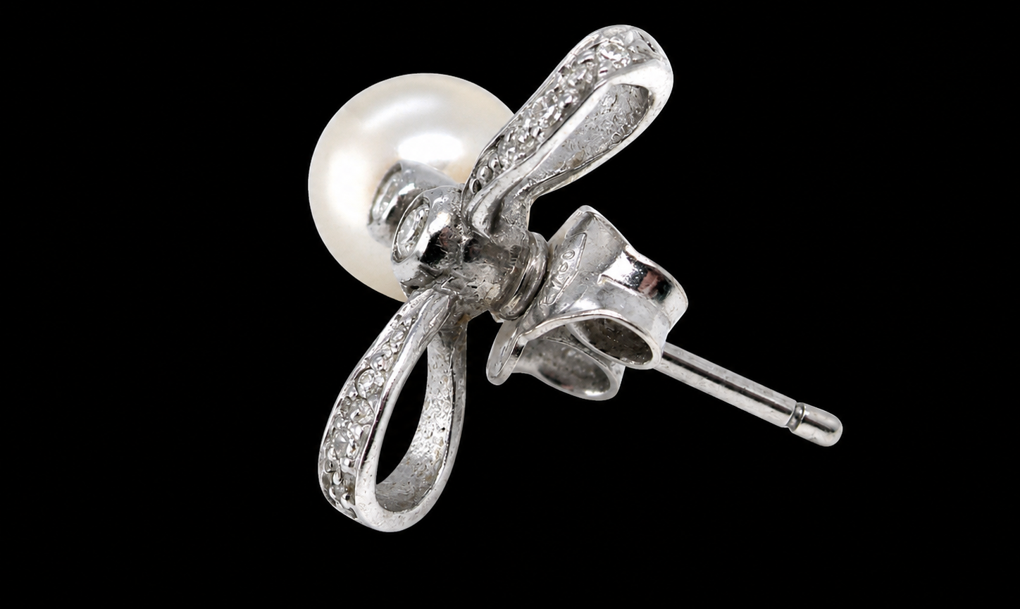 rear view A bow design that has small diamonds to each side and the centre of the bow (approx. 0.10 carats each).