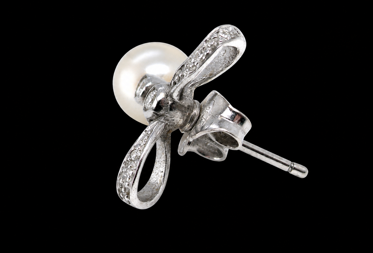rear view A bow design that has small diamonds to each side and the centre of the bow (approx. 0.10 carats each).