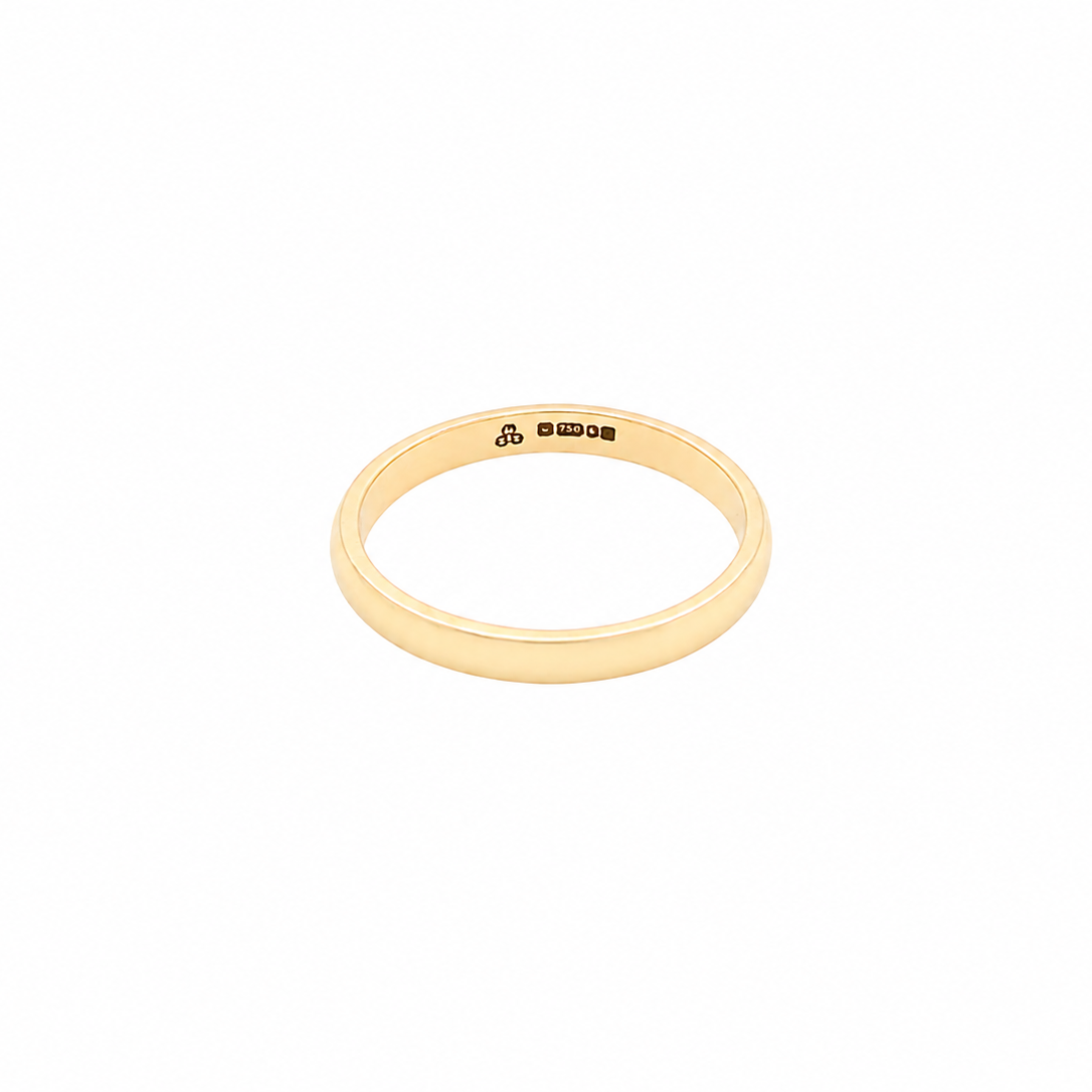The absolute classic for a wedding ring. This 18 carat yellow gold ring is D shaped with a width of 2.5mm, and a weight of 2.7grams.