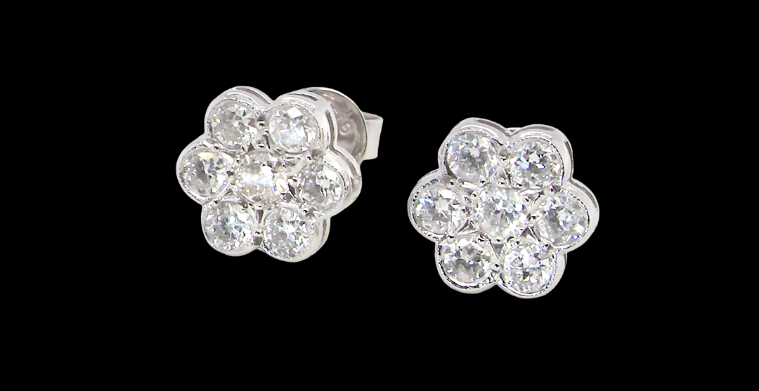 The diamonds measure approximately 2.6mm each, with an estimated total diamond weight of 0.40ct per earring (0.80ct total). Assessed as colour I–J and clarity SI.