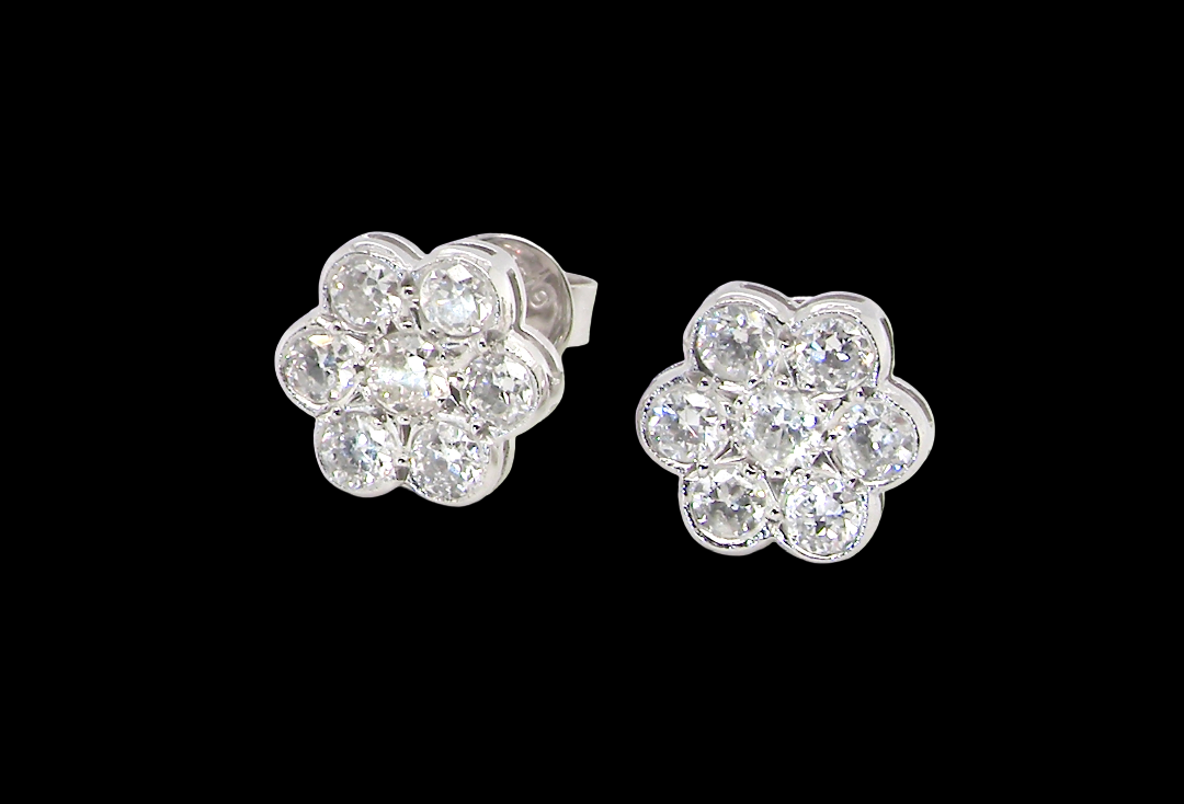 The diamonds measure approximately 2.6mm each, with an estimated total diamond weight of 0.40ct per earring (0.80ct total). Assessed as colour I–J and clarity SI.