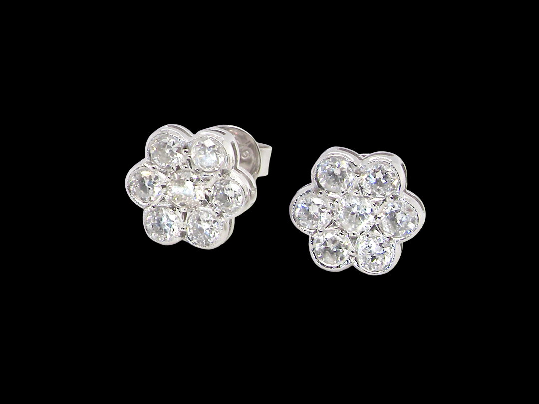 The diamonds measure approximately 2.6mm each, with an estimated total diamond weight of 0.40ct per earring (0.80ct total). Assessed as colour I–J and clarity SI.