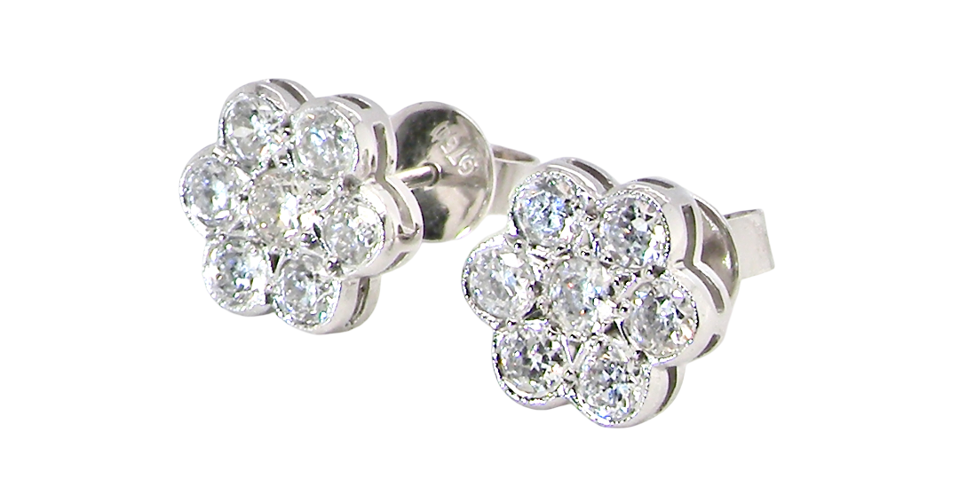 The diamonds measure approximately 2.6mm each, with an estimated total diamond weight of 0.40ct per earring (0.80ct total).
The elegant daisy-style heads measure 9.3mm