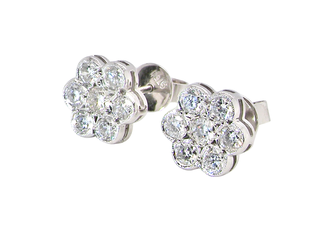 The diamonds measure approximately 2.6mm each, with an estimated total diamond weight of 0.40ct per earring (0.80ct total).
The elegant daisy-style heads measure 9.3mm