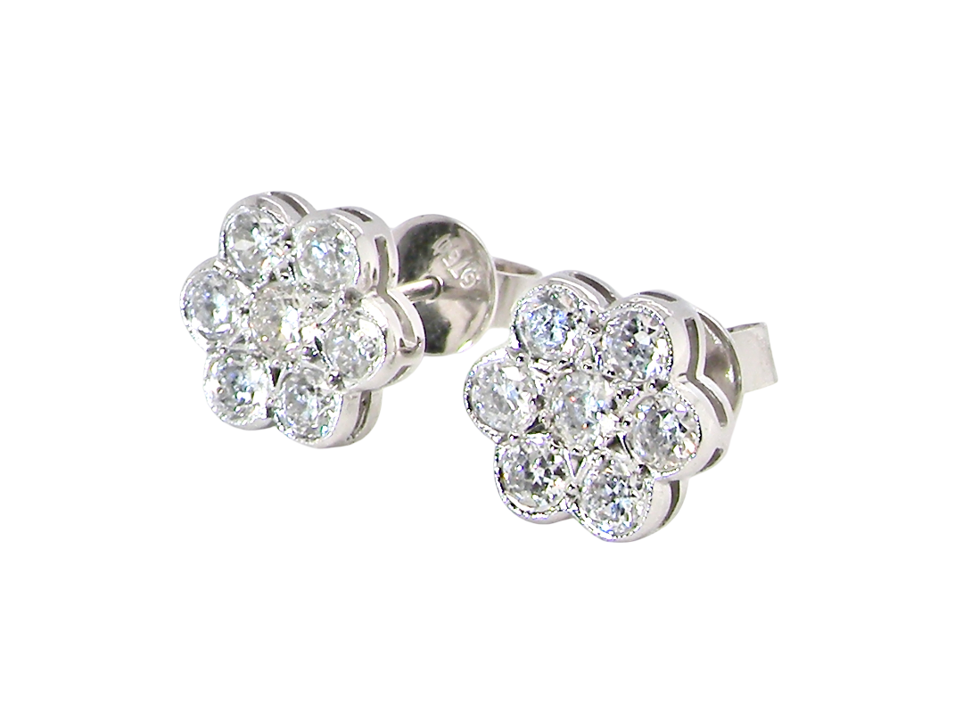 The diamonds measure approximately 2.6mm each, with an estimated total diamond weight of 0.40ct per earring (0.80ct total).
The elegant daisy-style heads measure 9.3mm