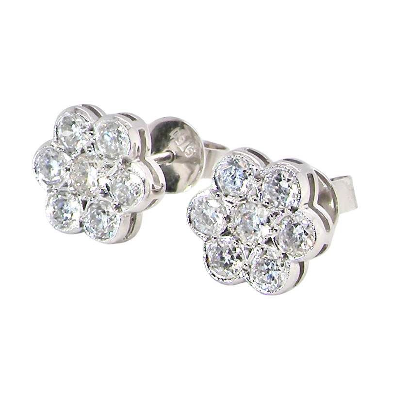 The diamonds measure approximately 2.6mm each, with an estimated total diamond weight of 0.40ct per earring (0.80ct total).
The elegant daisy-style heads measure 9.3mm