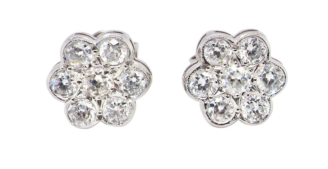 The diamonds measure approximately 2.6mm each, with an estimated total diamond weight of 0.40ct per earring (0.80ct total). Assessed as colour I–J and clarity SI.
The elegant daisy-style heads measure 9.3mm