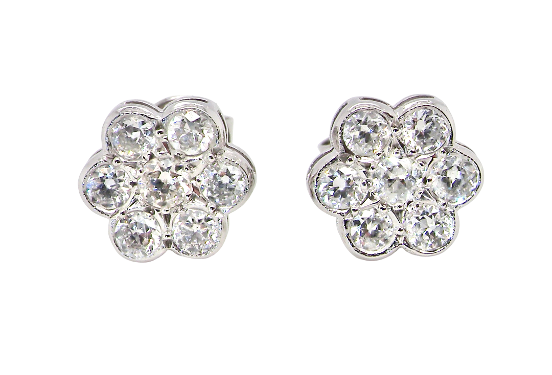 The diamonds measure approximately 2.6mm each, with an estimated total diamond weight of 0.40ct per earring (0.80ct total). Assessed as colour I–J and clarity SI.
The elegant daisy-style heads measure 9.3mm