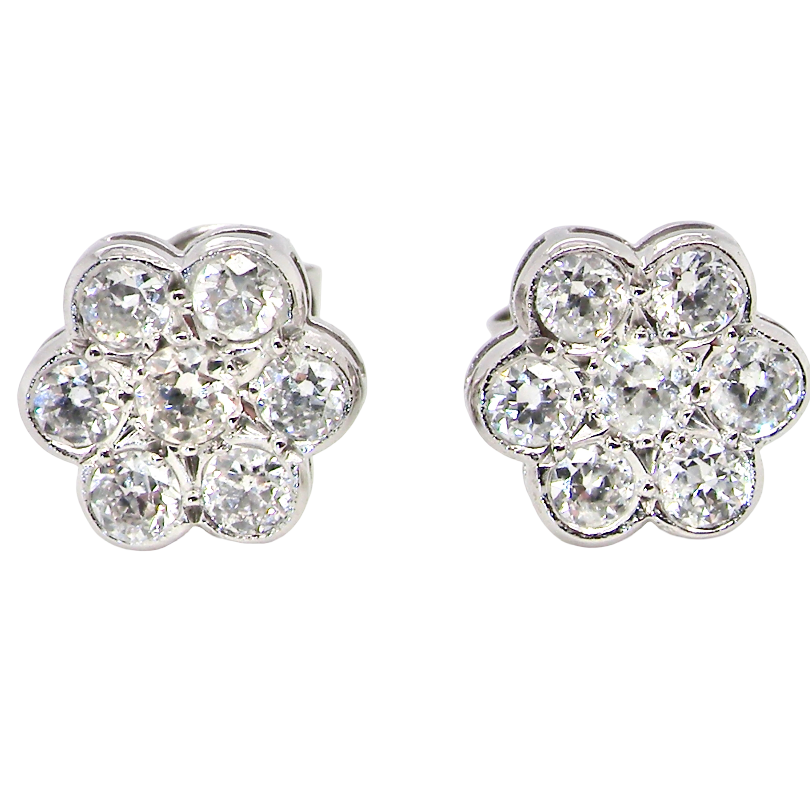 The diamonds measure approximately 2.6mm each, with an estimated total diamond weight of 0.40ct per earring (0.80ct total). Assessed as colour I–J and clarity SI.
The elegant daisy-style heads measure 9.3mm