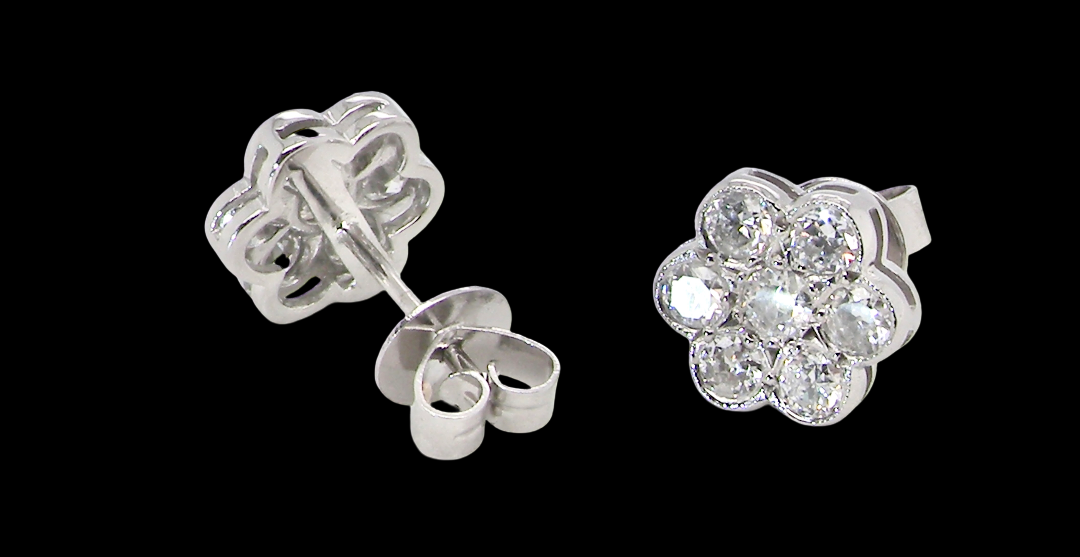 rear The diamonds measure approximately 2.6mm each, with an estimated total diamond weight of 0.40ct per earring (0.80ct total). Assessed as colour I–J and clarity SI.
The elegant daisy-style heads measure 9.3mm