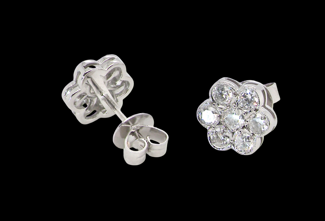 rear The diamonds measure approximately 2.6mm each, with an estimated total diamond weight of 0.40ct per earring (0.80ct total). Assessed as colour I–J and clarity SI.
The elegant daisy-style heads measure 9.3mm