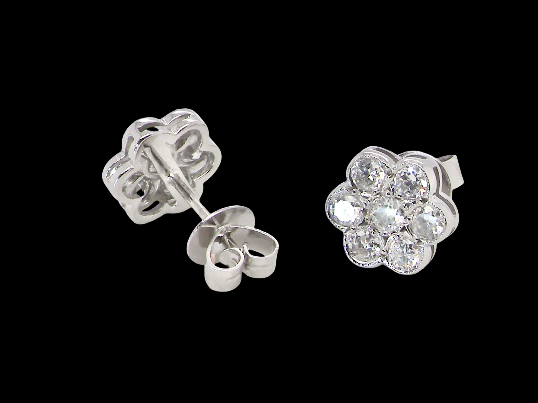 rear The diamonds measure approximately 2.6mm each, with an estimated total diamond weight of 0.40ct per earring (0.80ct total). Assessed as colour I–J and clarity SI.
The elegant daisy-style heads measure 9.3mm