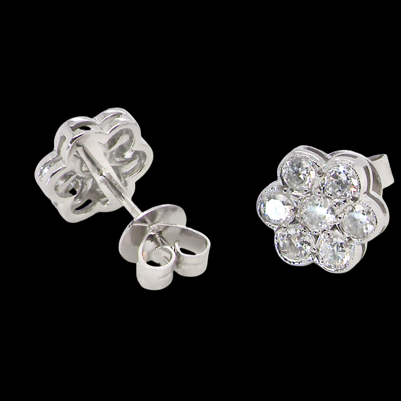 rear The diamonds measure approximately 2.6mm each, with an estimated total diamond weight of 0.40ct per earring (0.80ct total). Assessed as colour I–J and clarity SI.
The elegant daisy-style heads measure 9.3mm