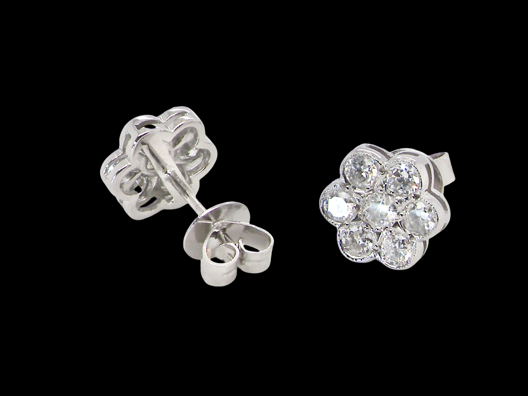 rear The diamonds measure approximately 2.6mm each, with an estimated total diamond weight of 0.40ct per earring (0.80ct total). Assessed as colour I–J and clarity SI.
The elegant daisy-style heads measure 9.3mm