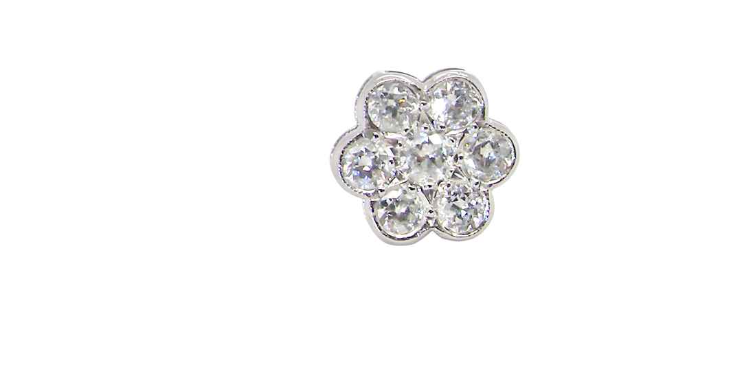 The diamonds measure approximately 2.6mm each, with an estimated total diamond weight of 0.40ct per earring (0.80ct total).
The elegant daisy-style heads measure 9.3mm