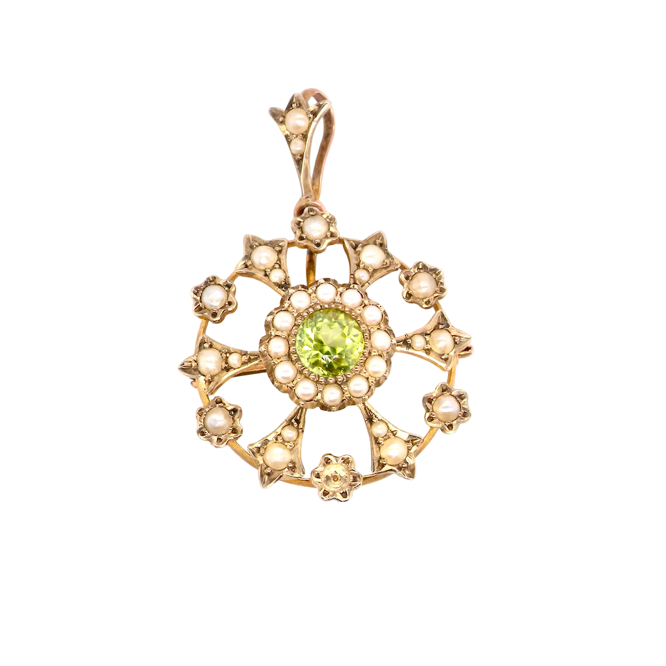 This piece features a 6mm peridot at its centre, framed by a delicate border of fine seed pearls.
