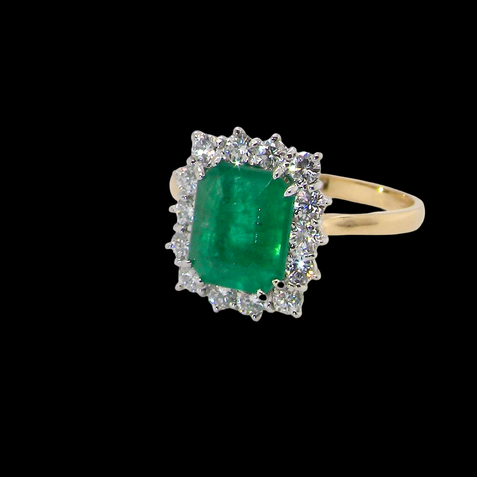 Vintage Emerald & Diamond Cluster Ring – Timeless Elegance (c.1980s)side