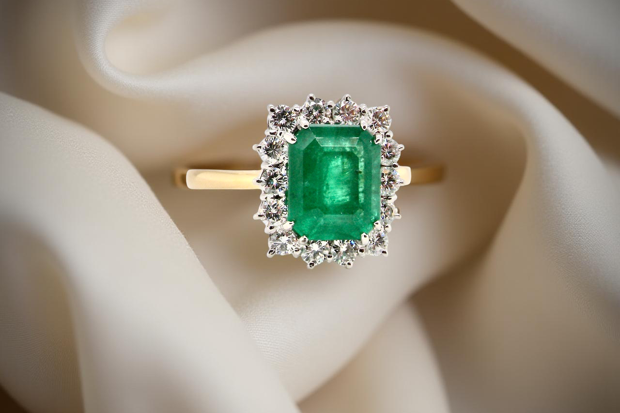Vintage Emerald & Diamond Cluster Ring – Timeless Elegance (c.1980s)