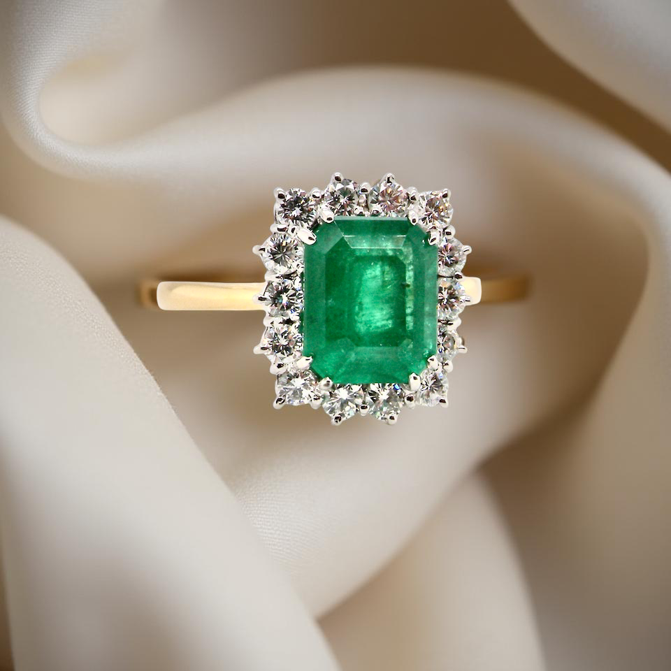 Vintage Emerald & Diamond Cluster Ring – Timeless Elegance (c.1980s)