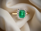 Vintage Emerald & Diamond Cluster Ring – Timeless Elegance (c.1980s)