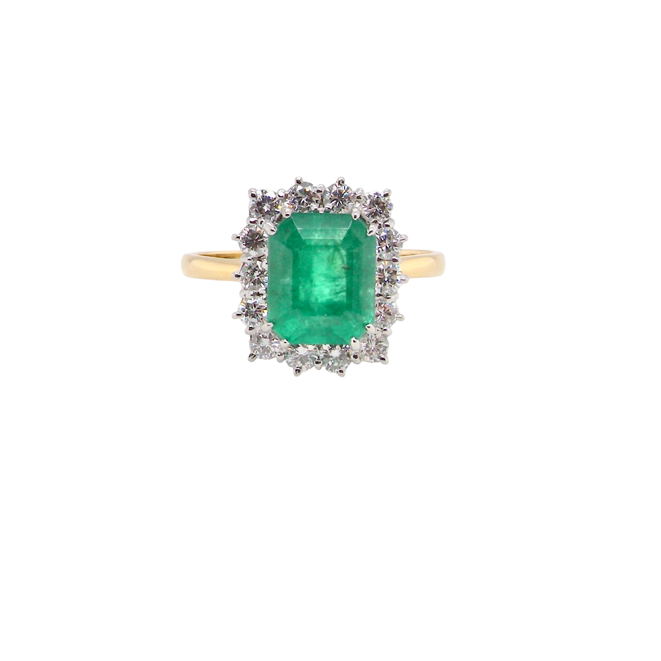 Vintage Emerald & Diamond Cluster Ring – Timeless Elegance (c.1980s) 