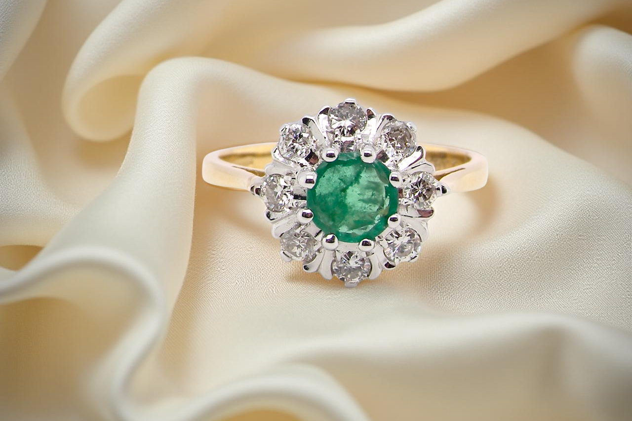 beautiful cluster ring a 6mm round emerald