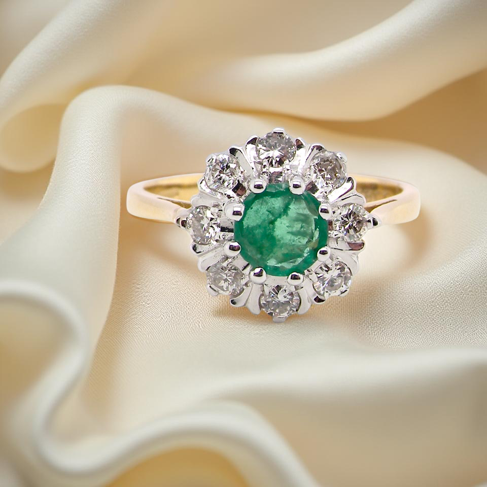 beautiful cluster ring a 6mm round emerald