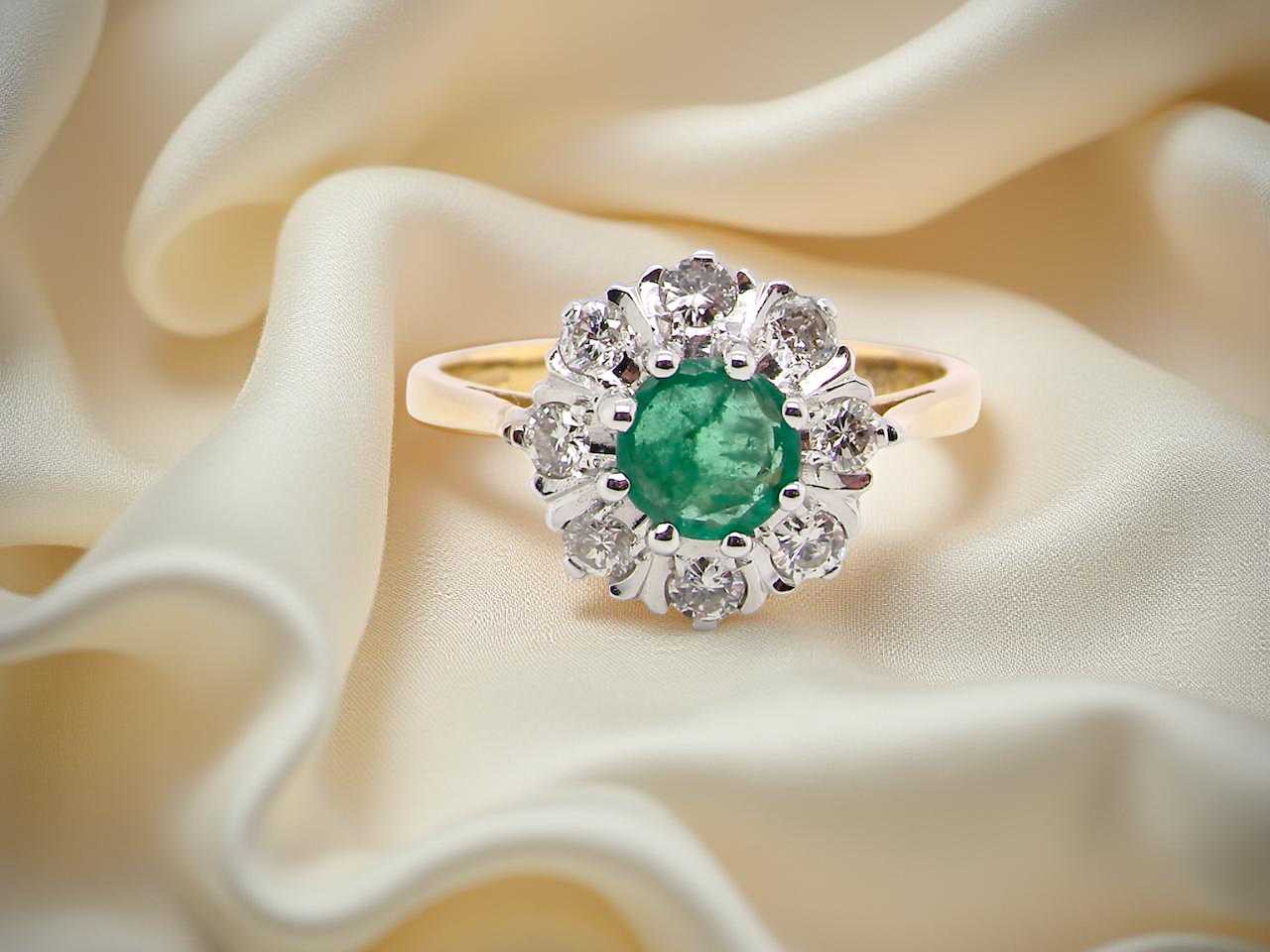 beautiful cluster ring a 6mm round emerald