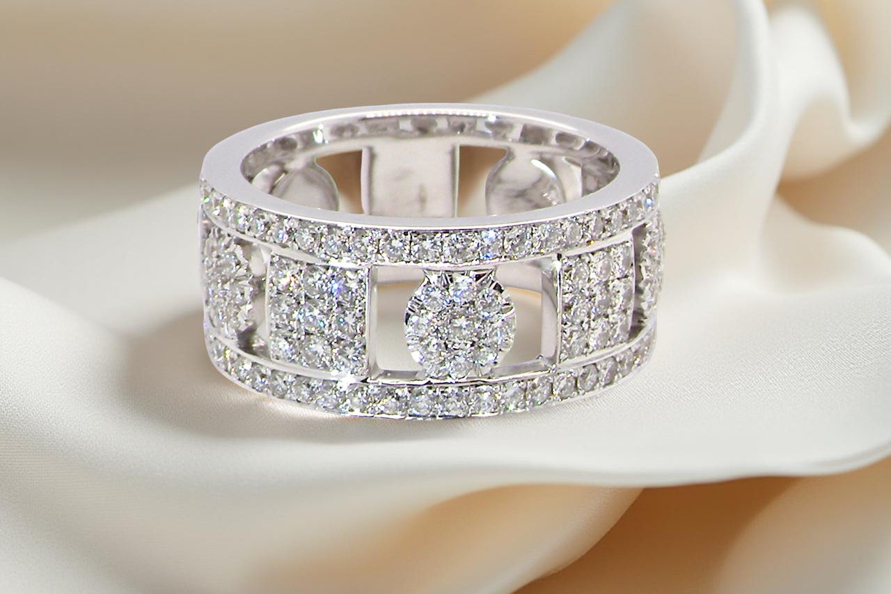 captivating design, ;18-carat white gold band