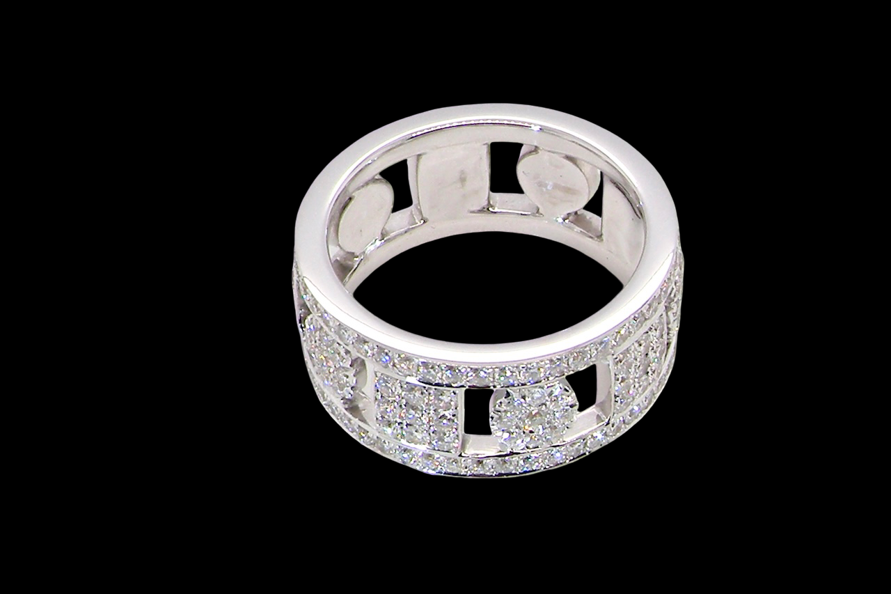 captivating design, this white gold band