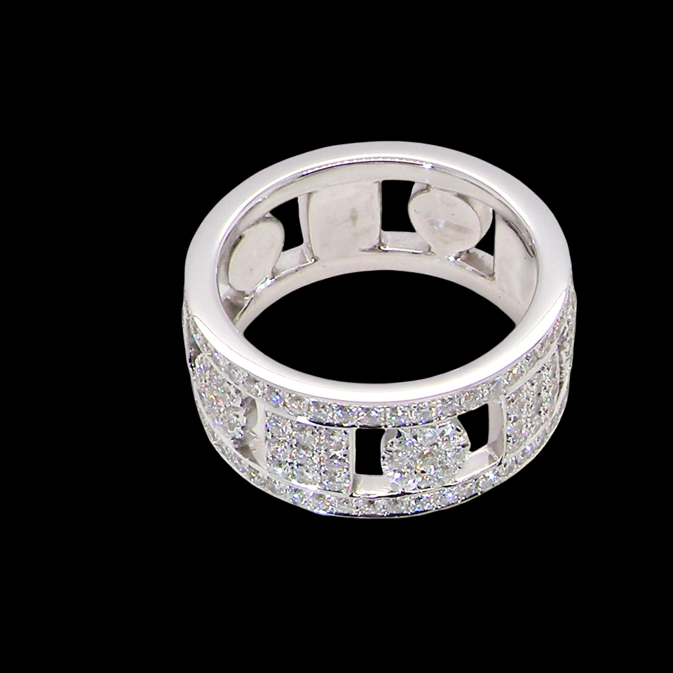 captivating design, this white gold band