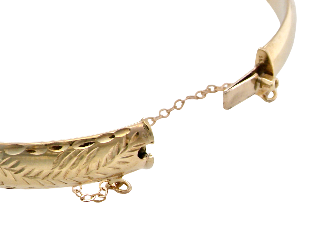clasp A 9 carat gold bangle. A traditional British design, half the bangle a pattern