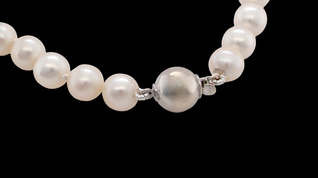 clasp A cultured pearl bracelet. High quality pearls, each 6.5mm, blister free, pink cream colour.