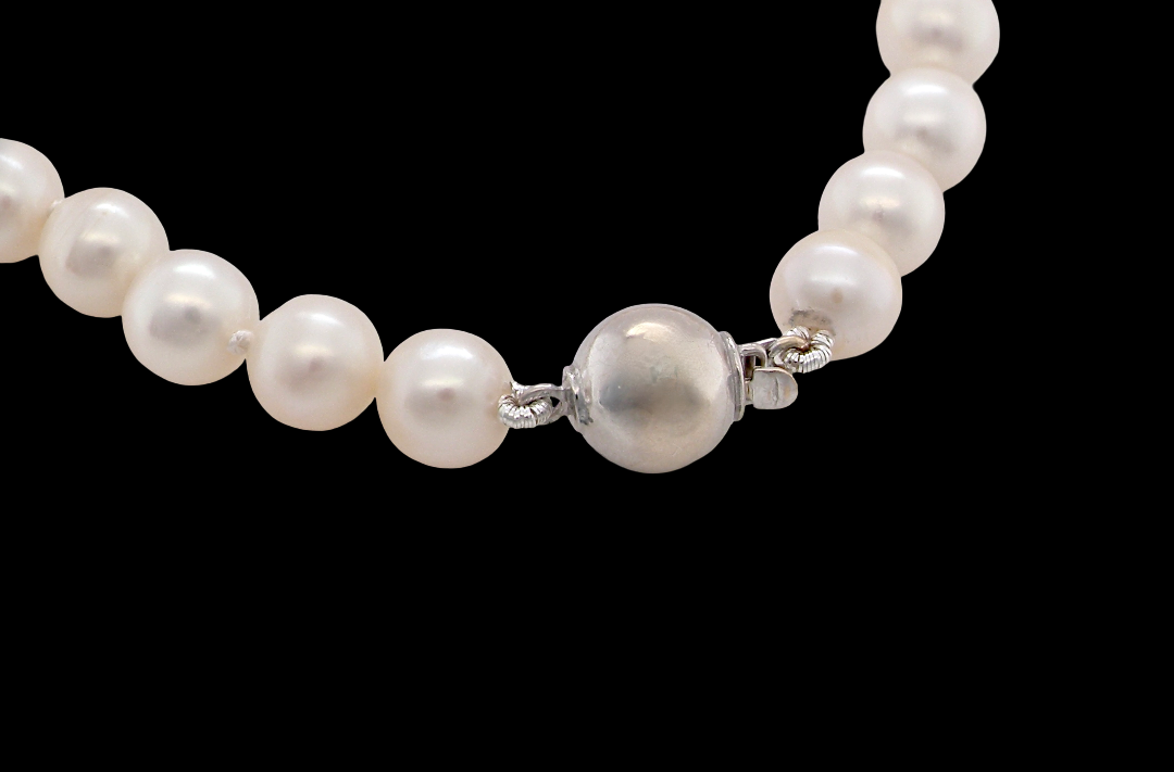 clasp A cultured pearl bracelet. High quality pearls, each 6.5mm, blister free, pink cream colour.