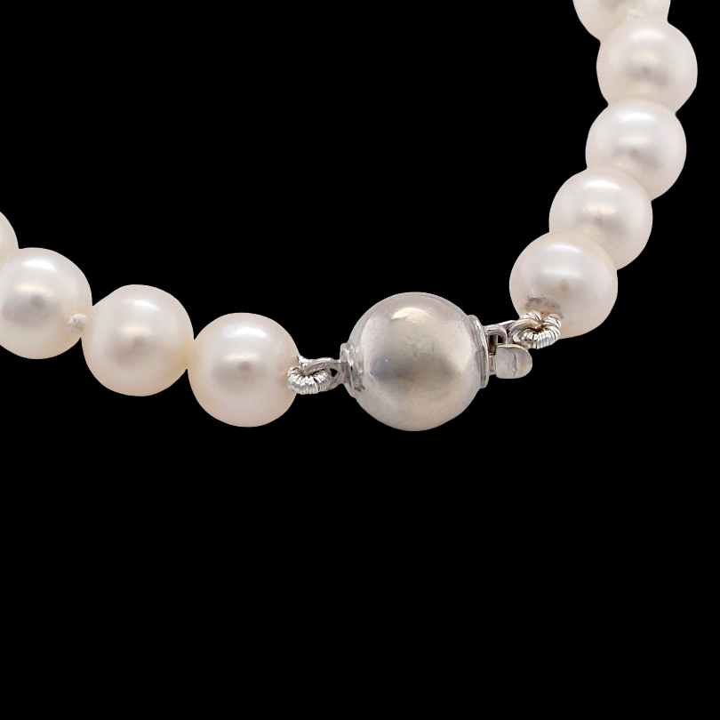 clasp A cultured pearl bracelet. High quality pearls, each 6.5mm, blister free, pink cream colour.