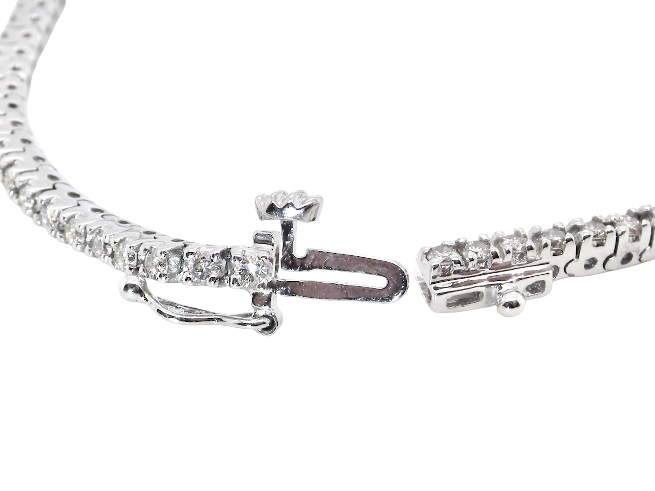 clasp An Ever-Popular Classic: Diamond Line Bracelet