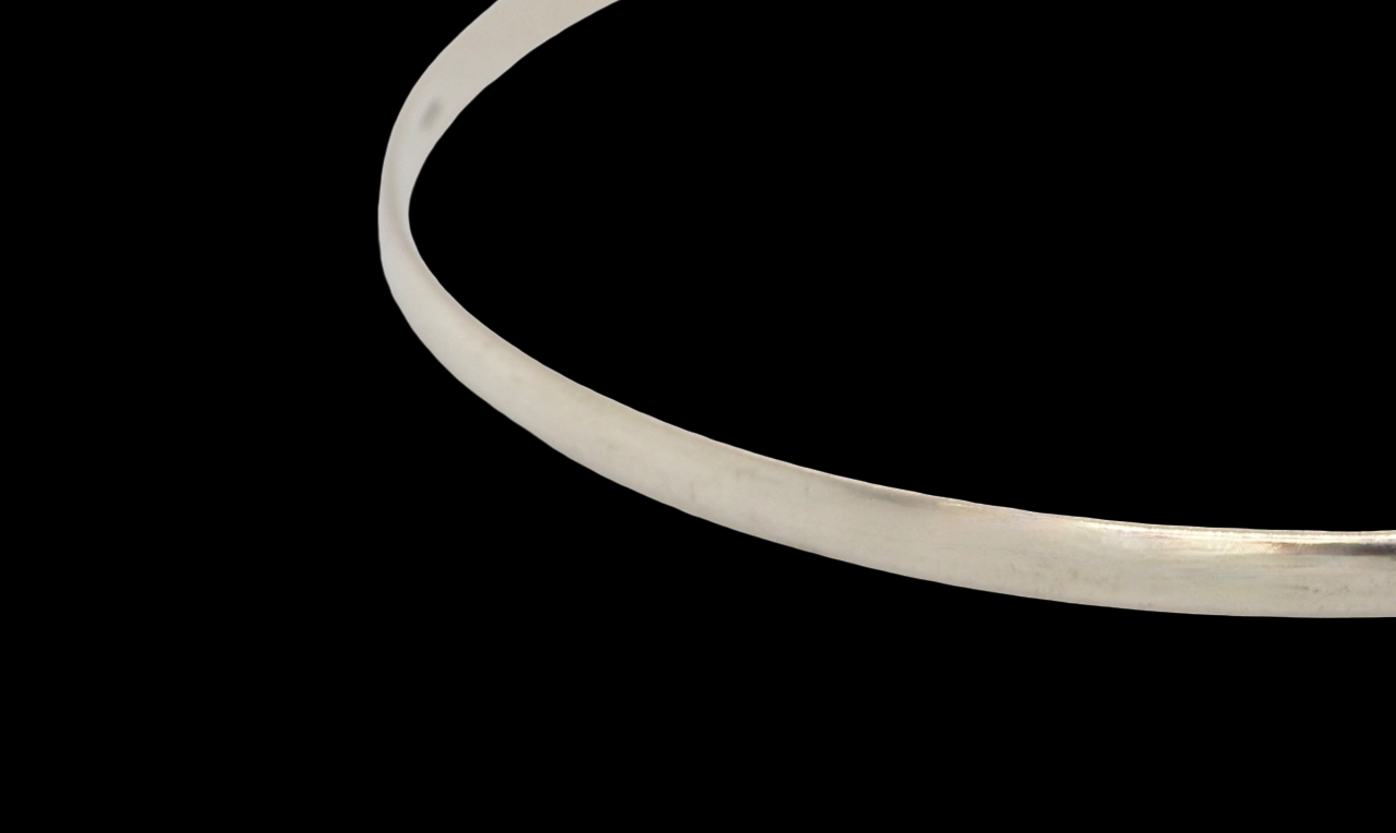 close view A solid 9 carat white gold bangle. A classic circular bangle which is a timeless and elegant look.
Internal dimensions- 67mm