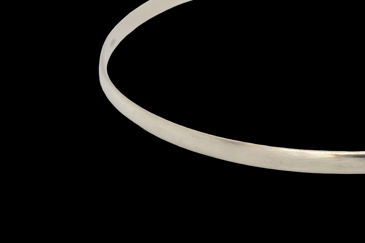close view A solid 9 carat white gold bangle. A classic circular bangle which is a timeless and elegant look.
Internal dimensions- 67mm