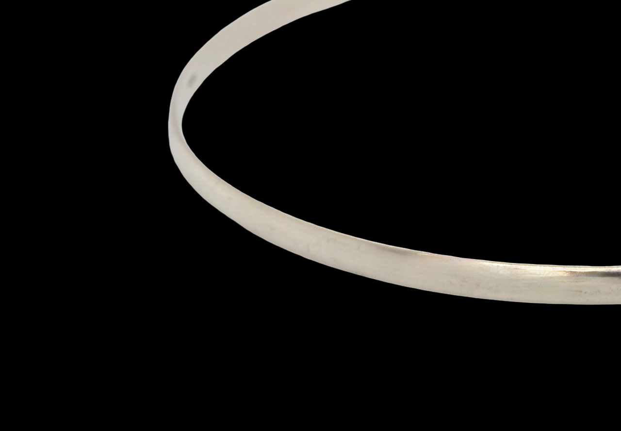 close view A solid 9 carat white gold bangle. A classic circular bangle which is a timeless and elegant look.
Internal dimensions- 67mm