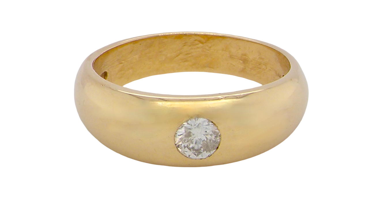 close view A very heavy and substantial 18 carat gold gentleman’s ring, weighing just over 12 grams.