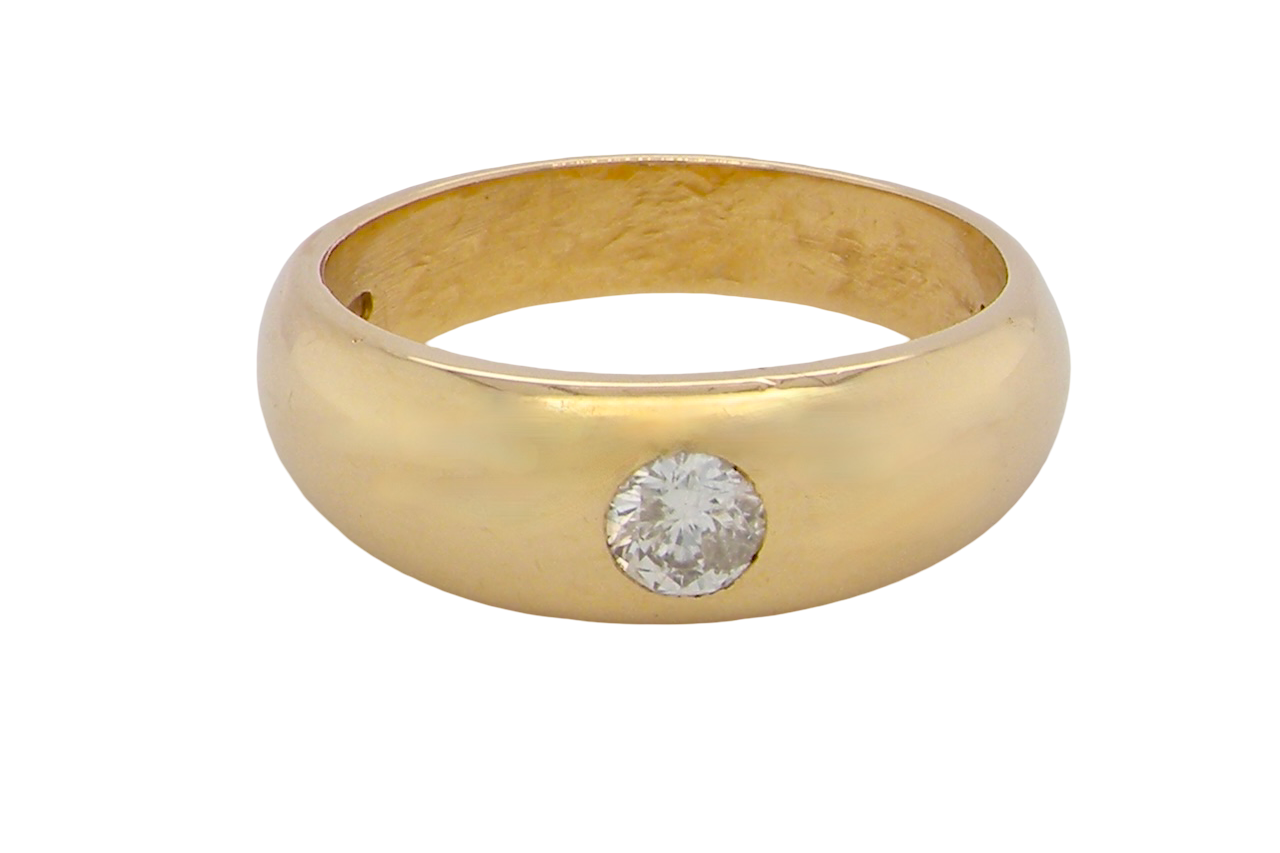 close view A very heavy and substantial 18 carat gold gentleman’s ring, weighing just over 12 grams.