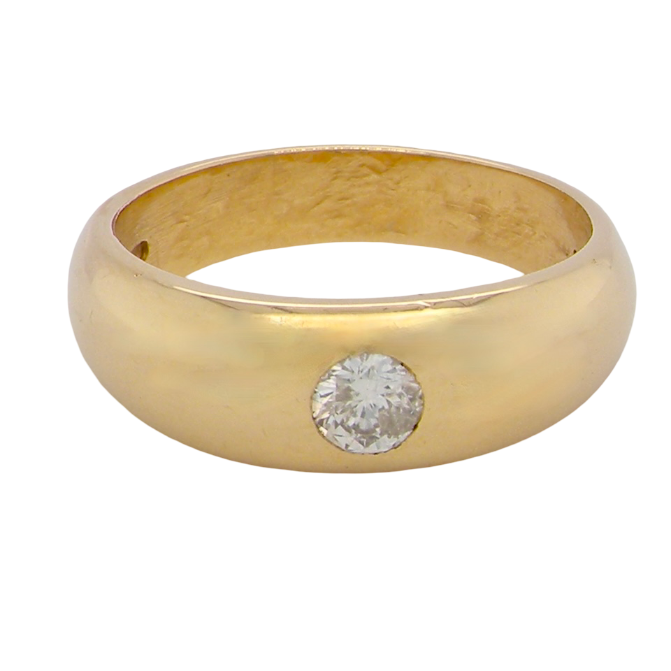 close view A very heavy and substantial 18 carat gold gentleman’s ring, weighing just over 12 grams.