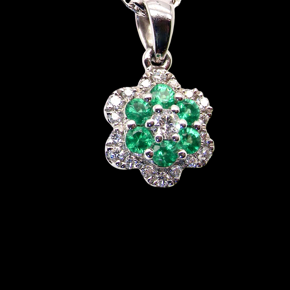 close view pretty 18 carat white gold daisy shaped pendant