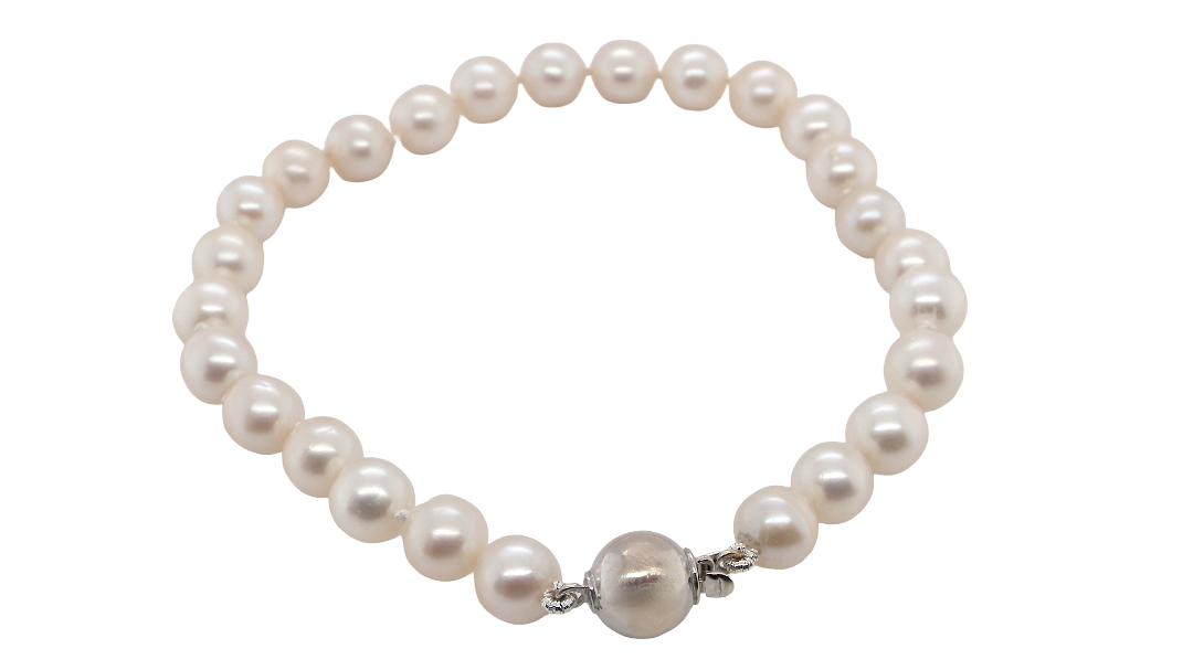 cultured pearl bracelet. High quality pearls, each 6.5mm,