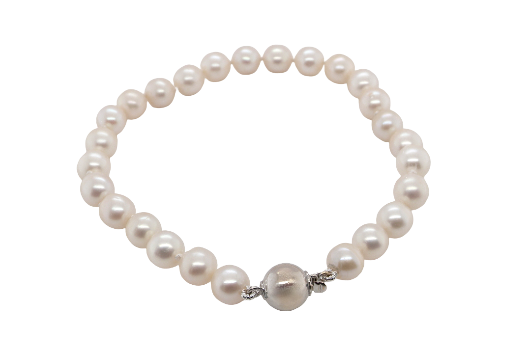 cultured pearl bracelet. High quality pearls, each 6.5mm,