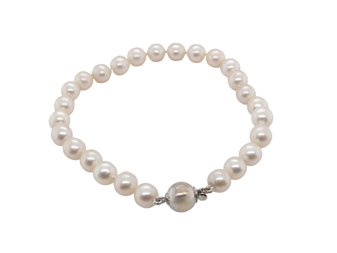cultured pearl bracelet. High quality pearls, each 6.5mm,