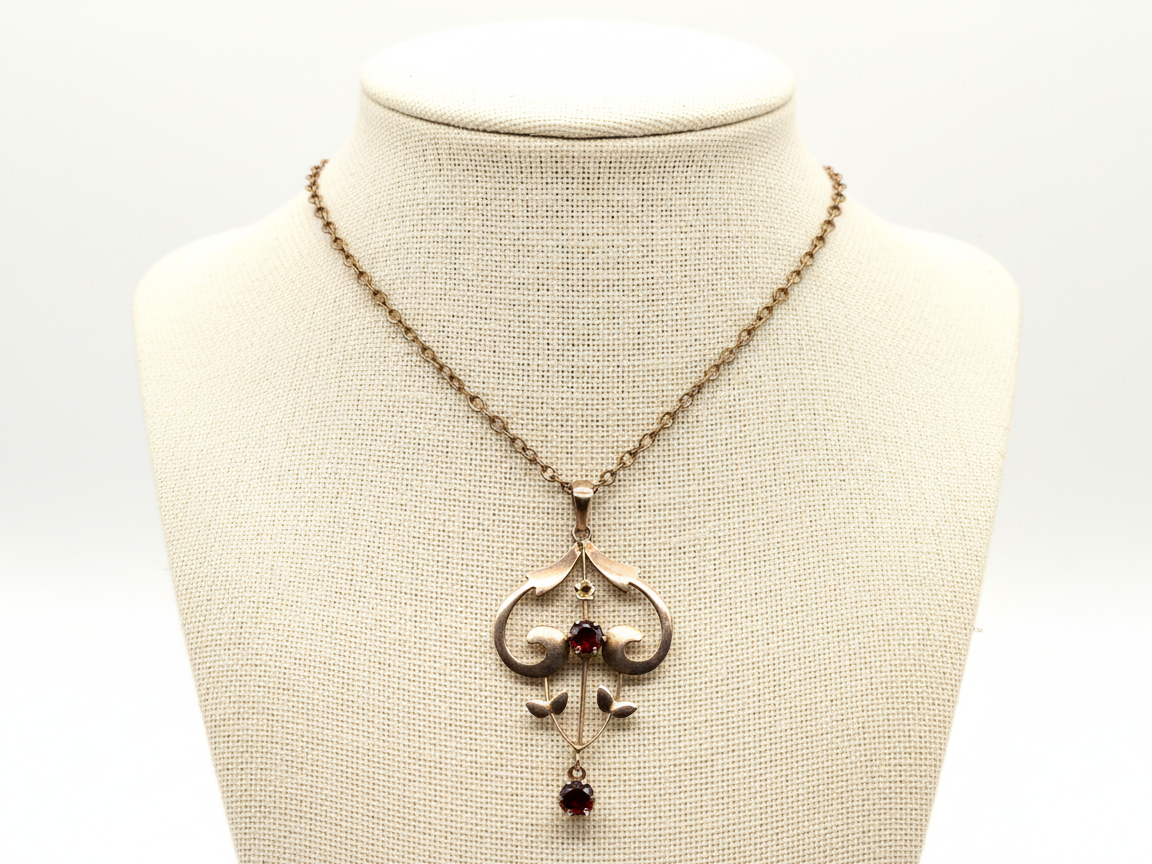A Victorian garnet pendant