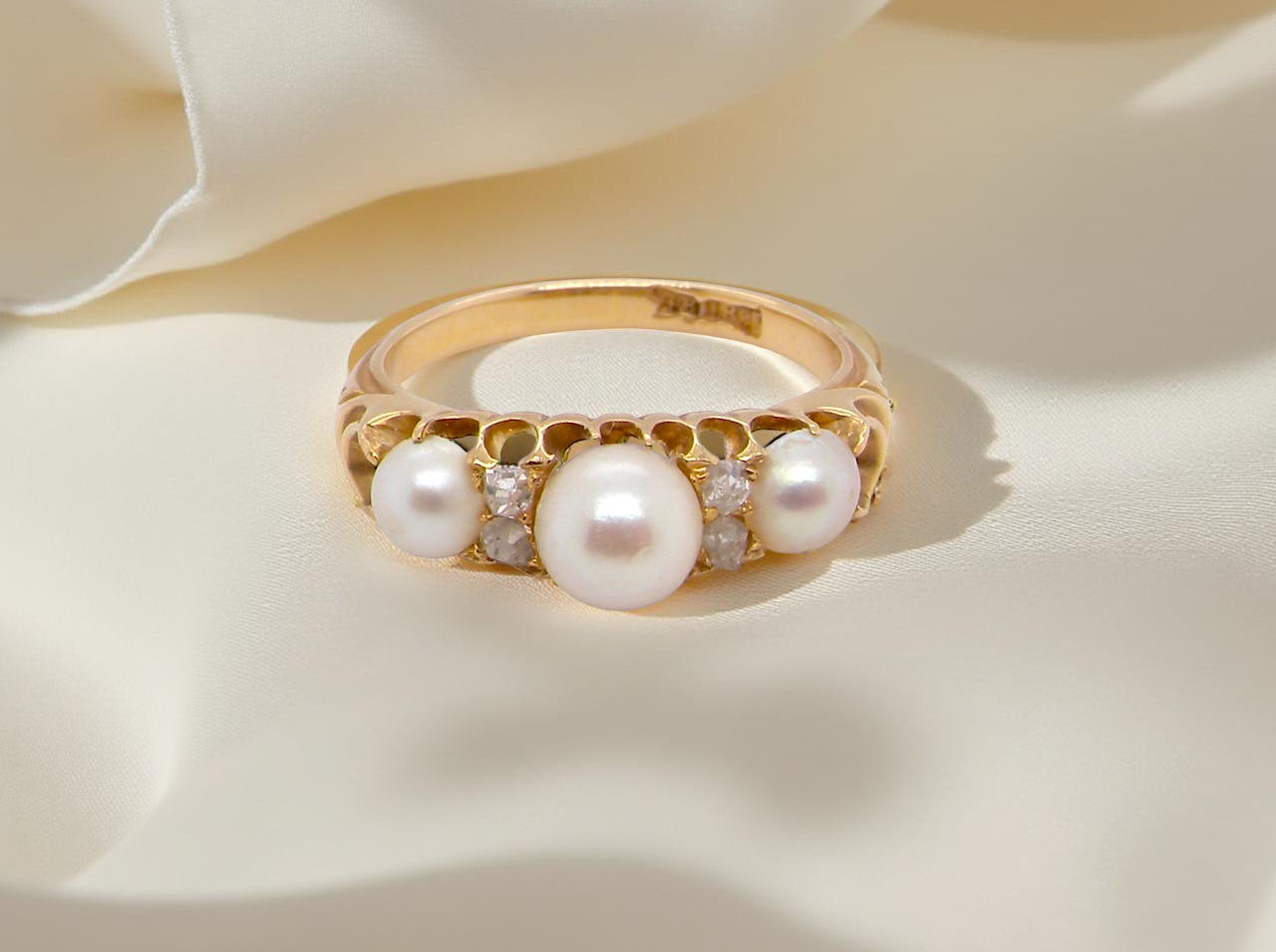 dress ring, set with three cultured pearls